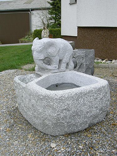 Granitbrunnen mit wasserspeiendem Elefant