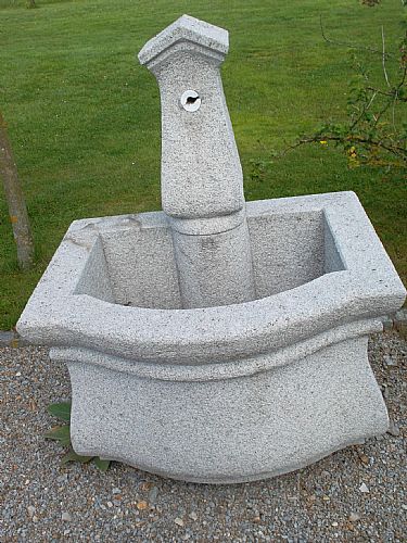 Granitbrunnen mit geschwungenem Trog VERKAUFT