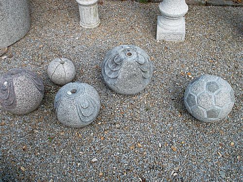 Quellsteine und Fußball aus Granit