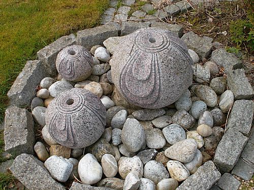 Quellsteine mit polierten Wasserbrechern