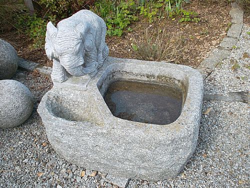 Brunnen mit wasserspeiendem Elefanten statt 898,- jetzt 499,-