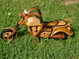 Motorrad aus Holz