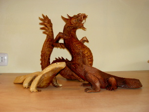 handgeschnitzter Drache und Warane